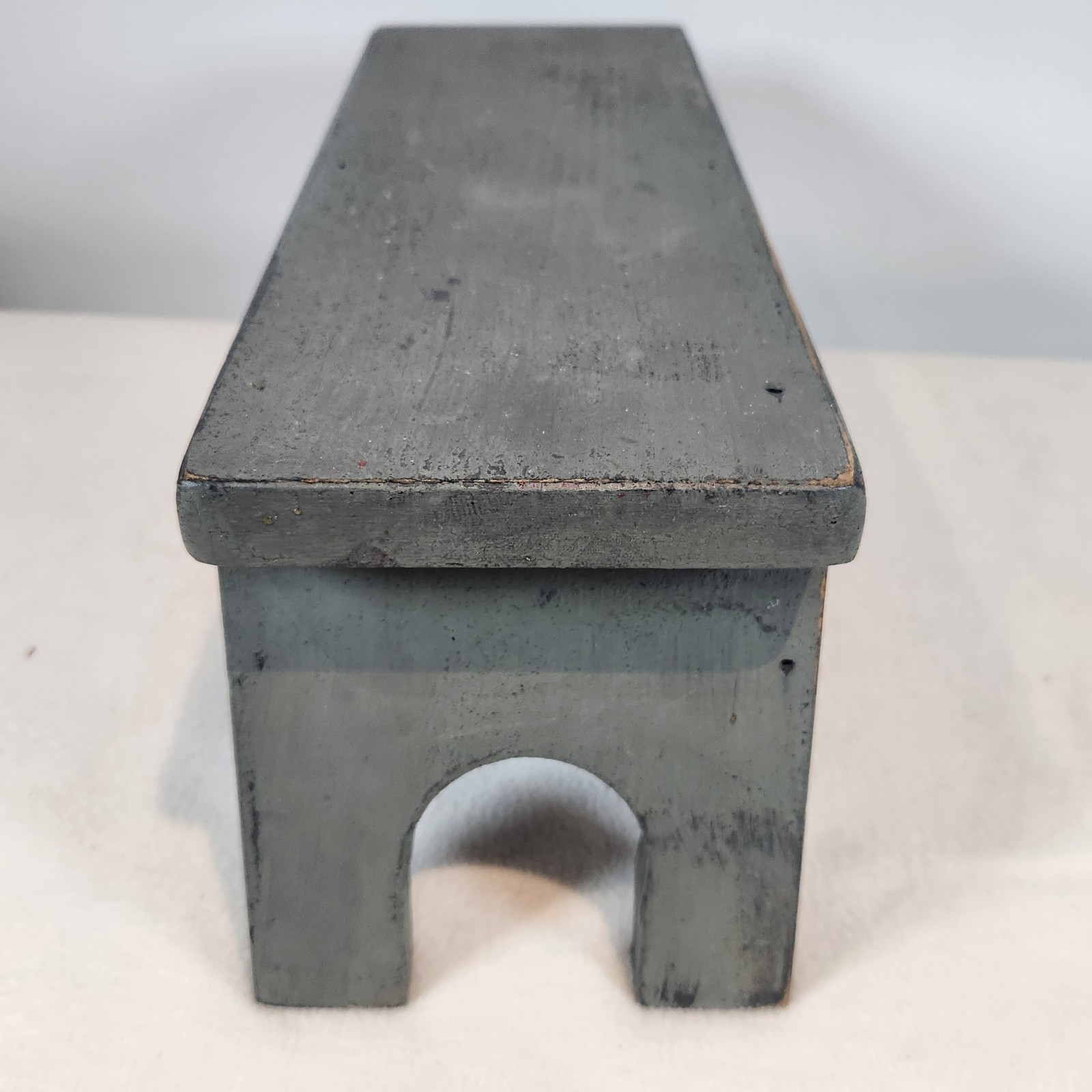 Gray Chippy Distressed Painted Small Decorative Bench Riser Plant Stand FARMHOUS