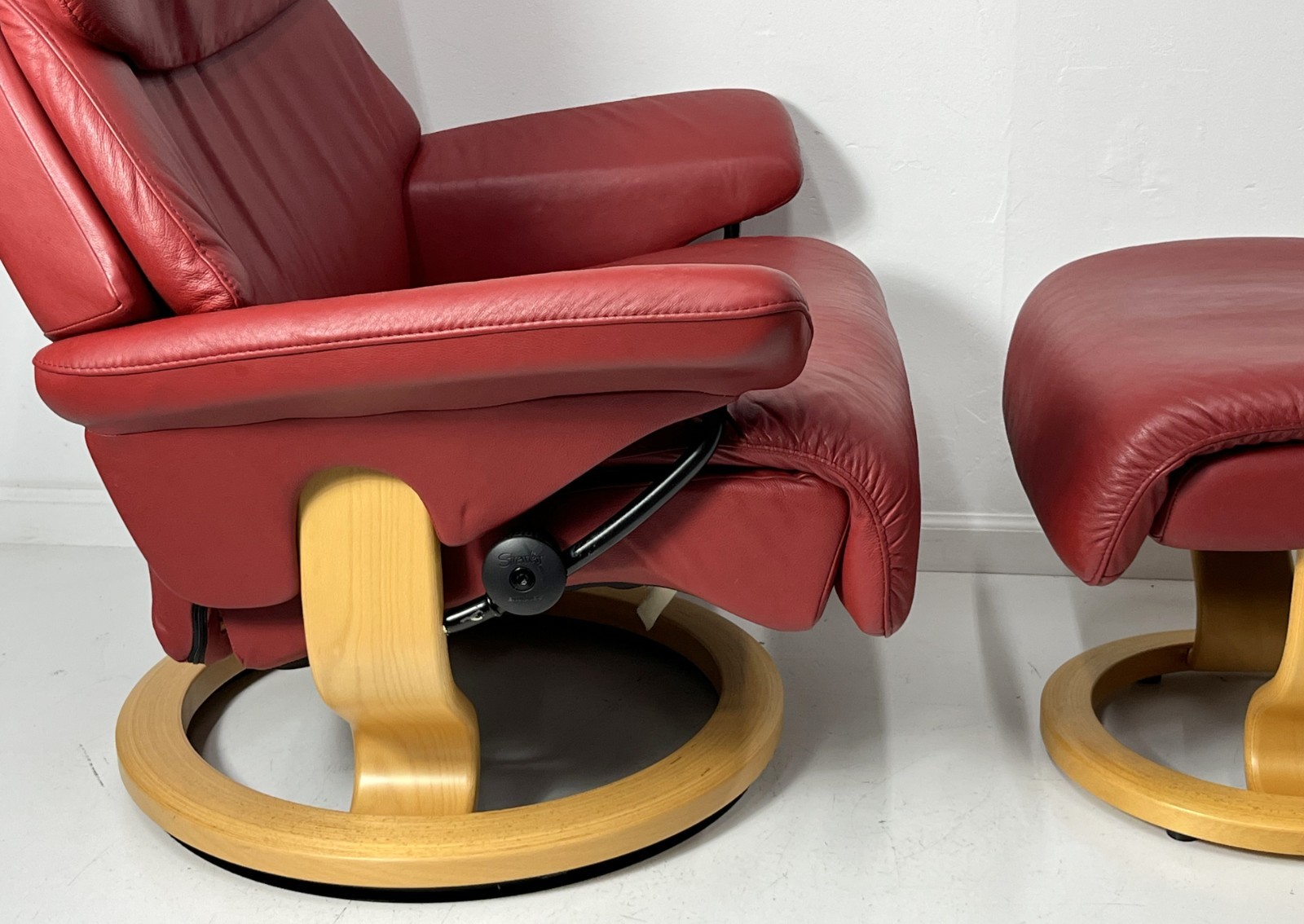Ekornes Stressless Large SPIRIT Cherry Red Leather Swivel Recliner Chair Ottoman
