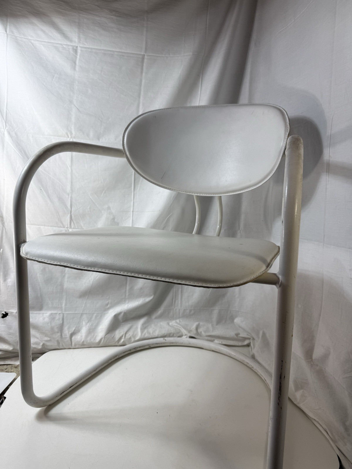 Italy 80s White Tubular Metal Cantilever Armchair – Post-Modern Chair 22x20x31