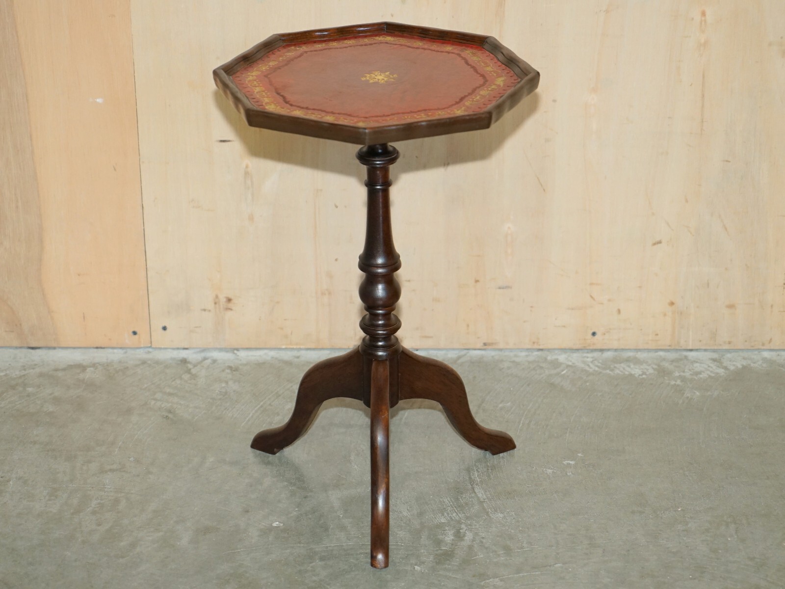 LOVELY GOLD LEAF EMBOSSED OXBLOOD LEATHER TRIPOD SIDE END LAMP WINE TABLE
