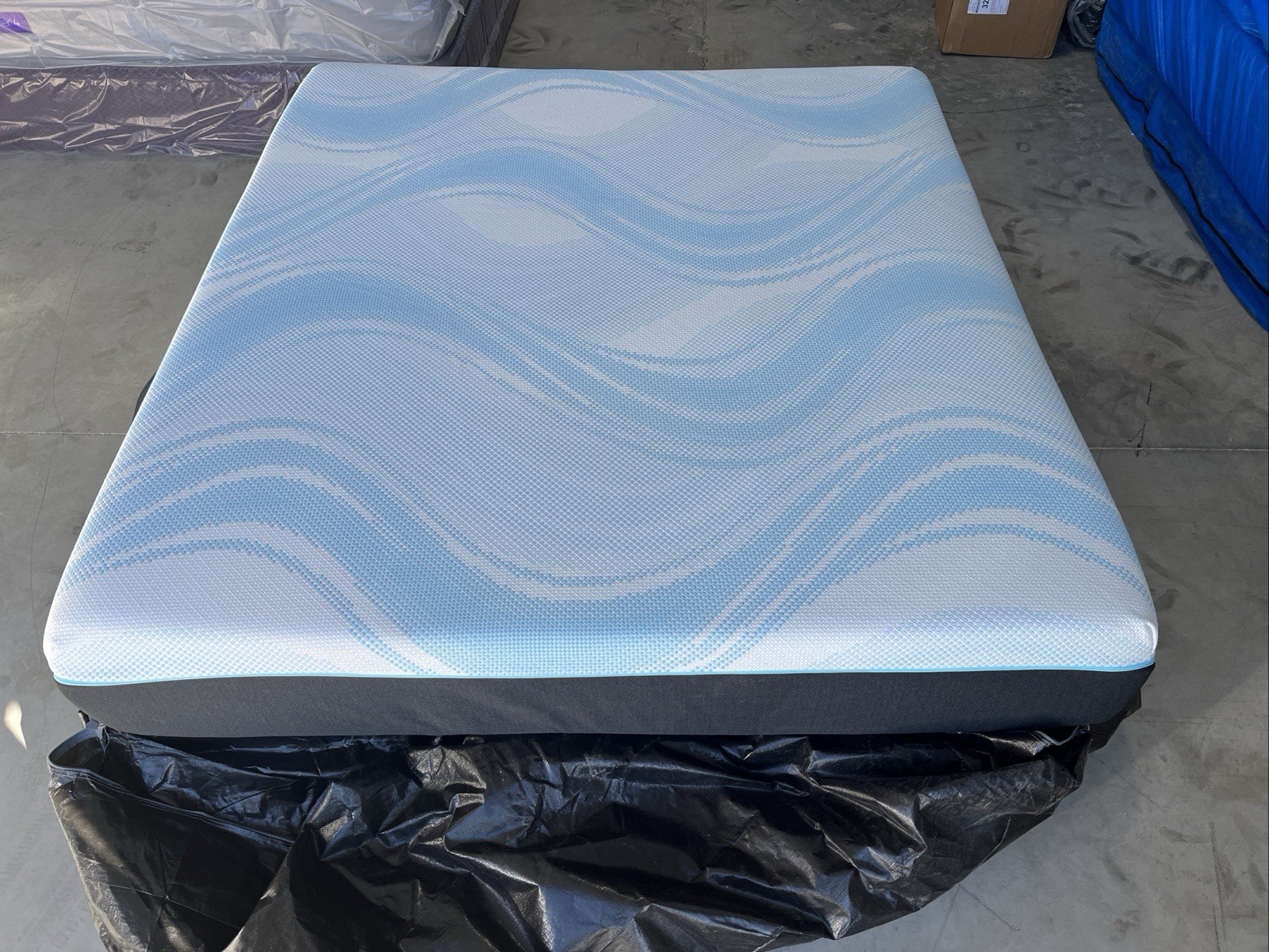 King TempurPedic LuxeBreeze Hybrid 2.0 Medium Mattress+ Ergo Smart Adjustable