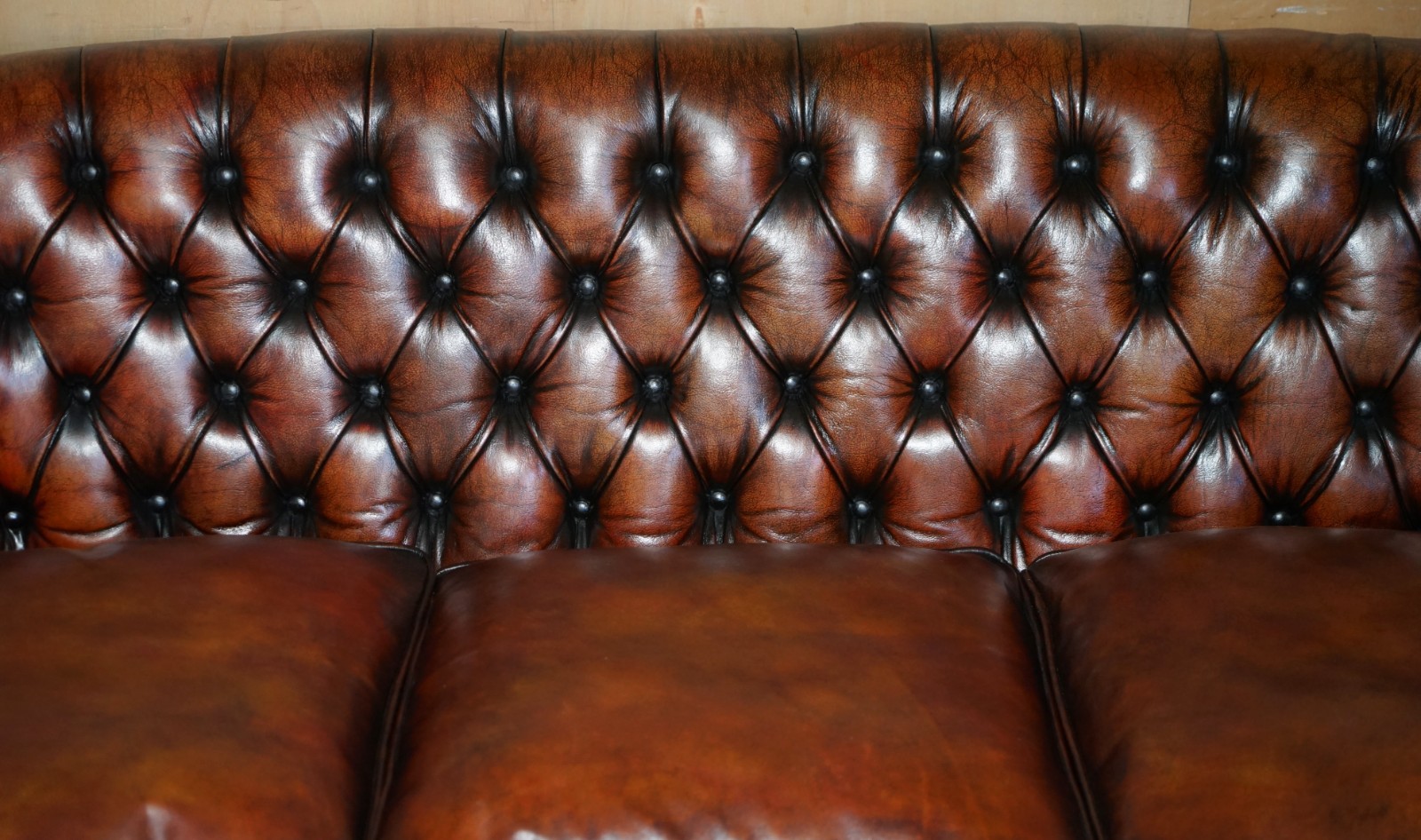 VINTAGE HAND DYED FULLY RESTORED WHISKY BROWN LEATHER CURVED CHESTERFIELD SOFA