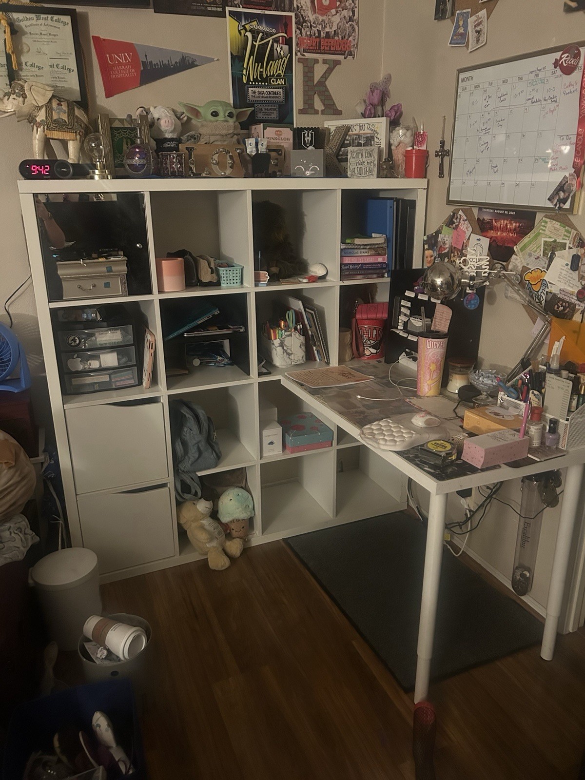 White Adjustable Computer Desk with Cube Shelves, Wood Composite, Home Office