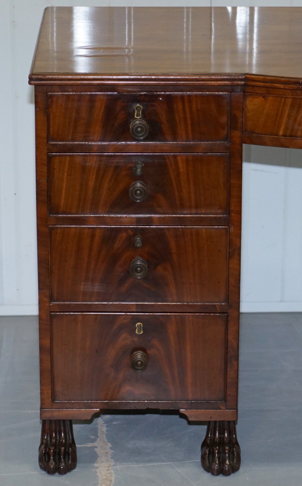 EXQUISITE REGENCY PERIOD 1815 MAHOGANY KNEEHOLE DESK WITH LION HAIRY PAW FEET