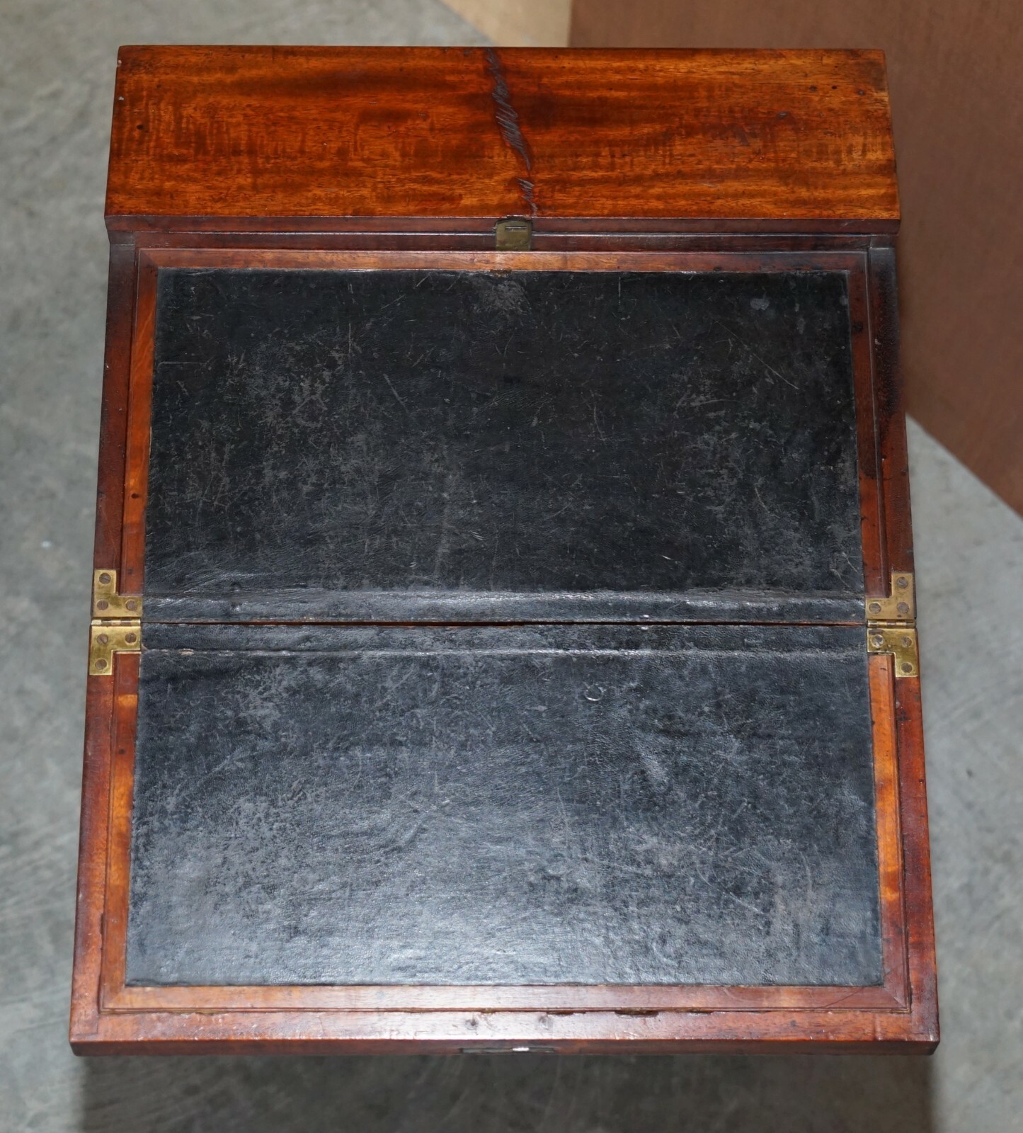 RARE FINE ANTIQUE EARLY VICTORIAN MILITARY CAMPAIGN WRITING SLOPE DAVENPORT DESK