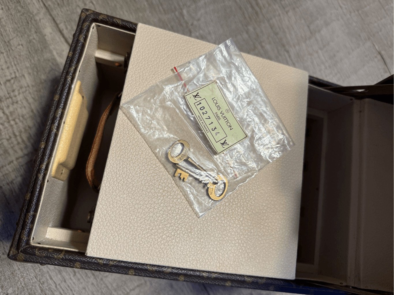 100 authentic Louis Vuitton trunk