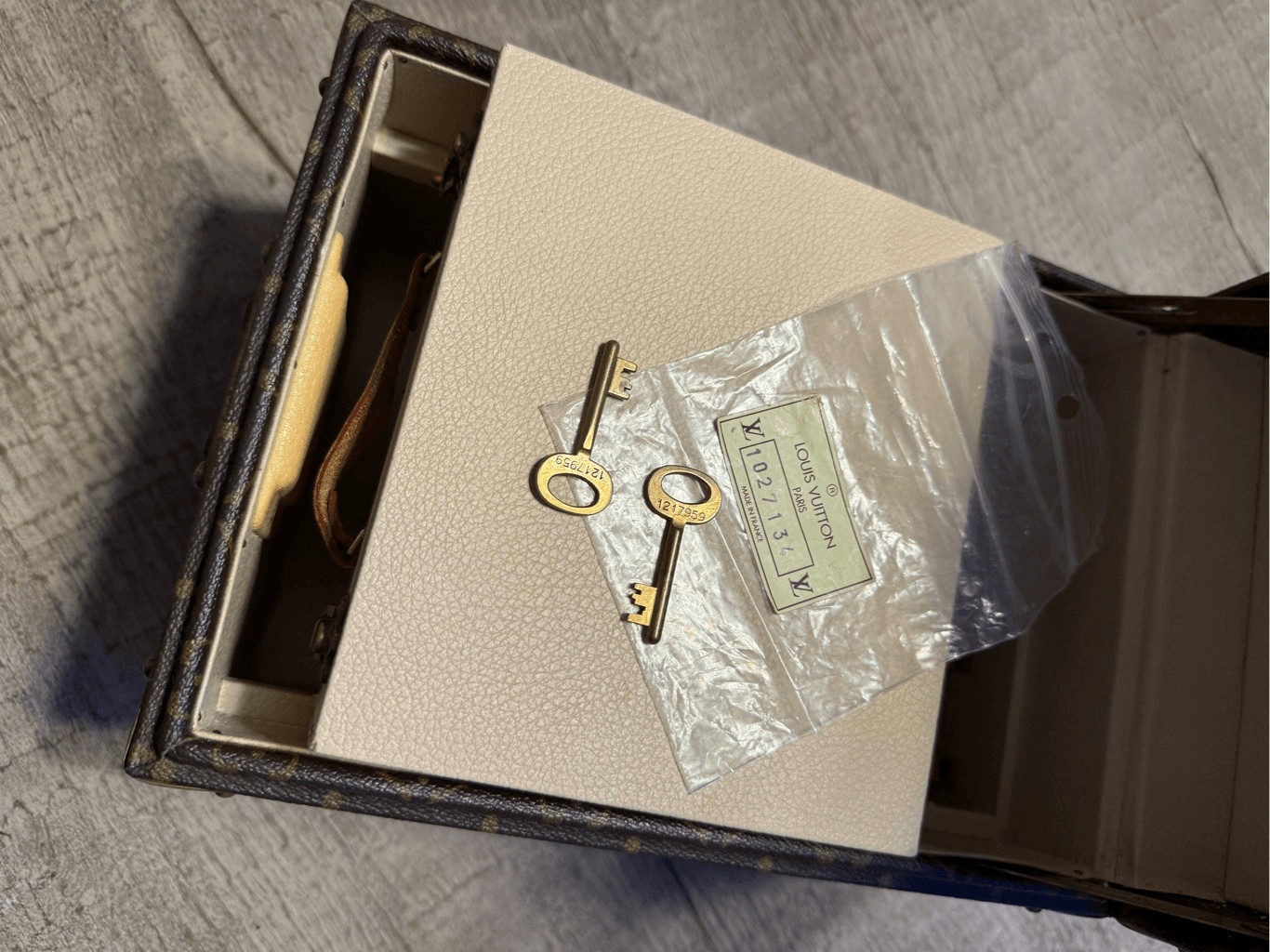 100 authentic Louis Vuitton trunk