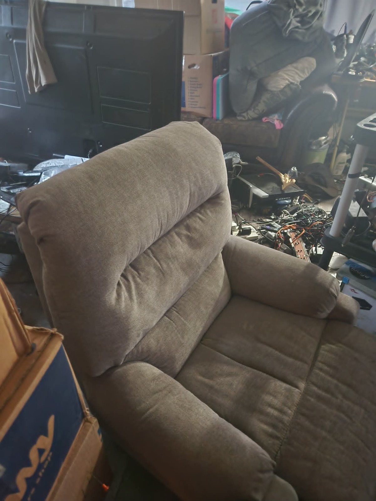 grey electric recliner barely used usb chargers built in