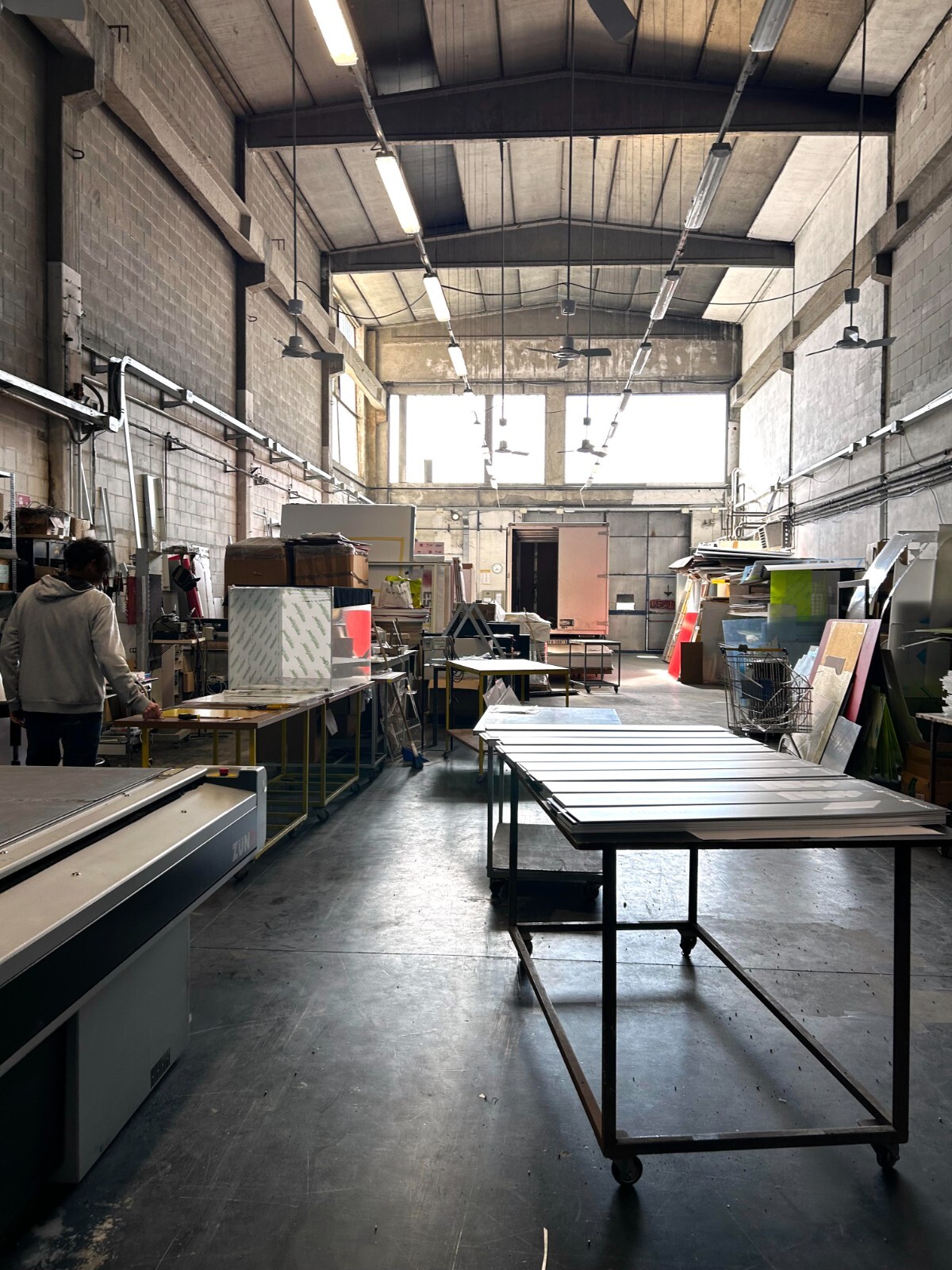 CaldoQuadro 92×73 cm, made of aluminum with an internal resistance of 400W