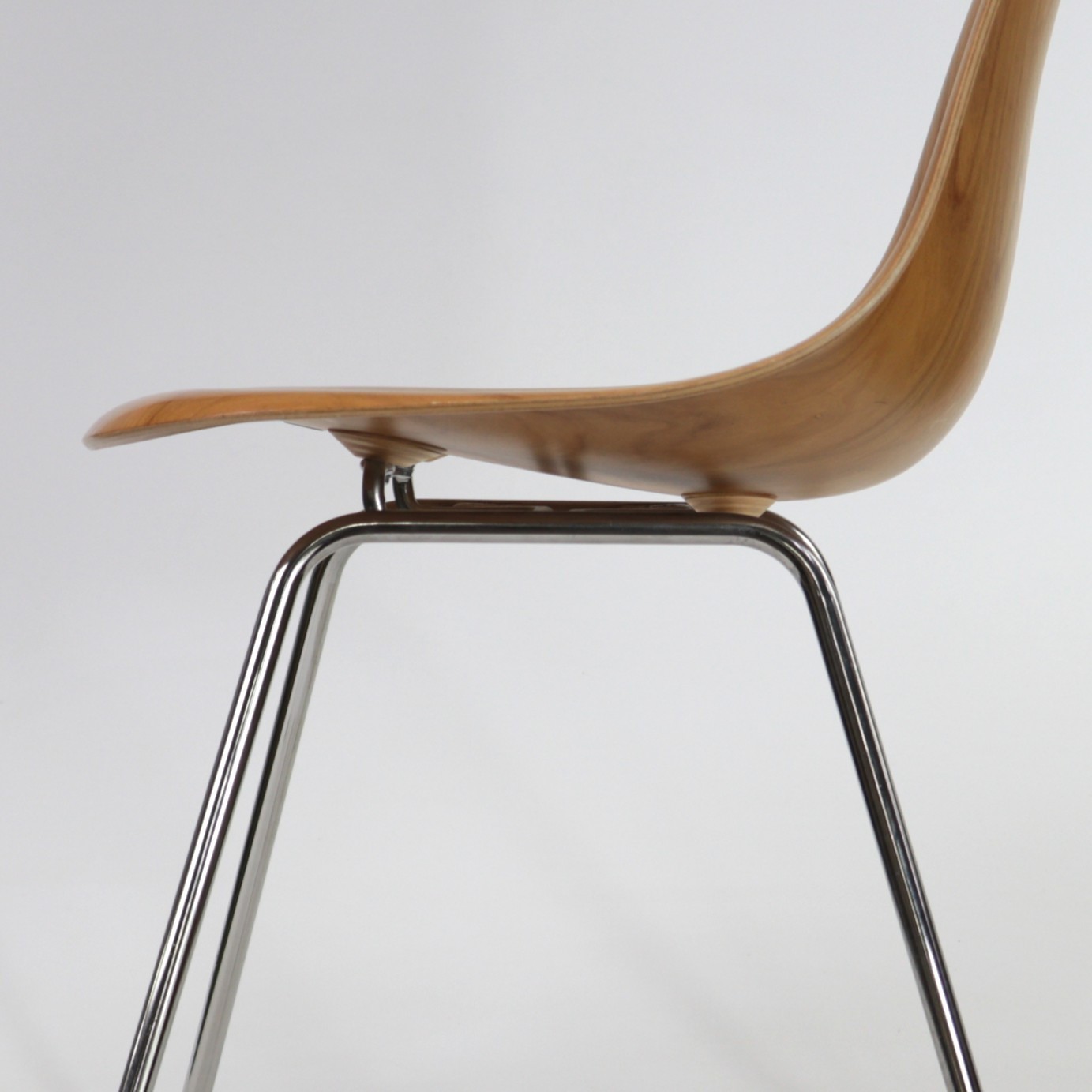 Herman Miller Eames Molded Wood Shell Chair in Santos, Cosmetic Damage, Read Des