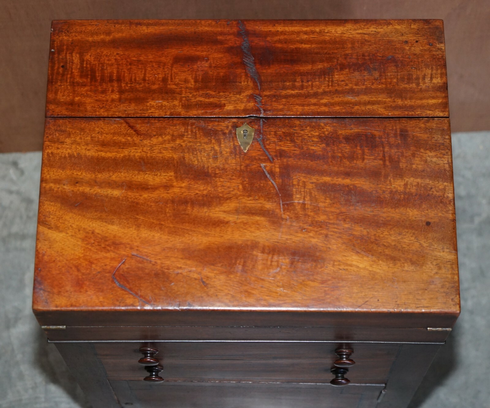 RARE FINE ANTIQUE EARLY VICTORIAN MILITARY CAMPAIGN WRITING SLOPE DAVENPORT DESK