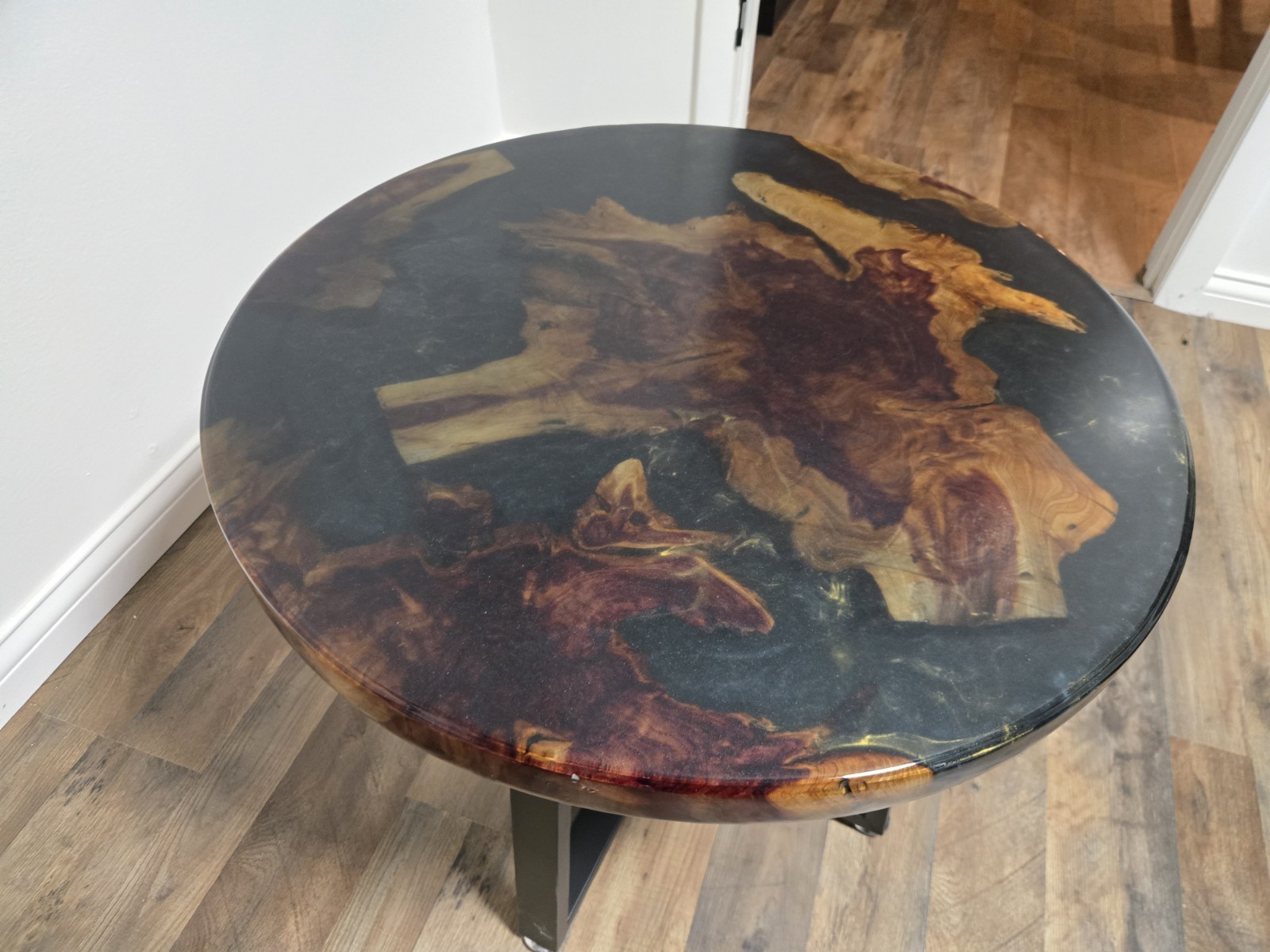 Round Wood & Resin Dining Table, Black/Brown Glossy Top, Black Metal Base