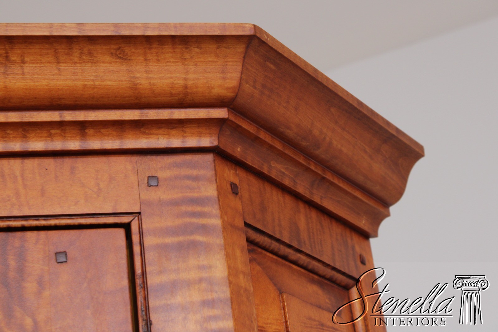 L72586: DAVID SMITH Tiger Maple 2 Piece Country Corner China Cabinet
