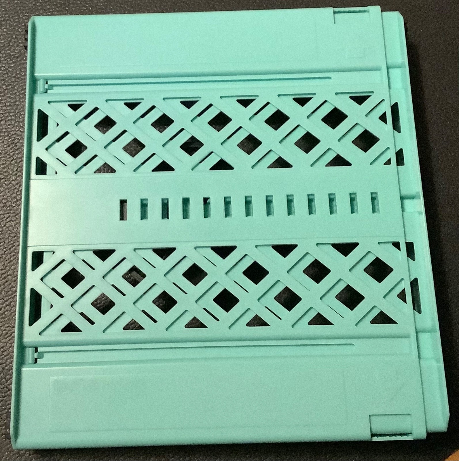 Bostich Expandable Locker Shelf, holds 10lbs, no tools needed, grn-blu plastic