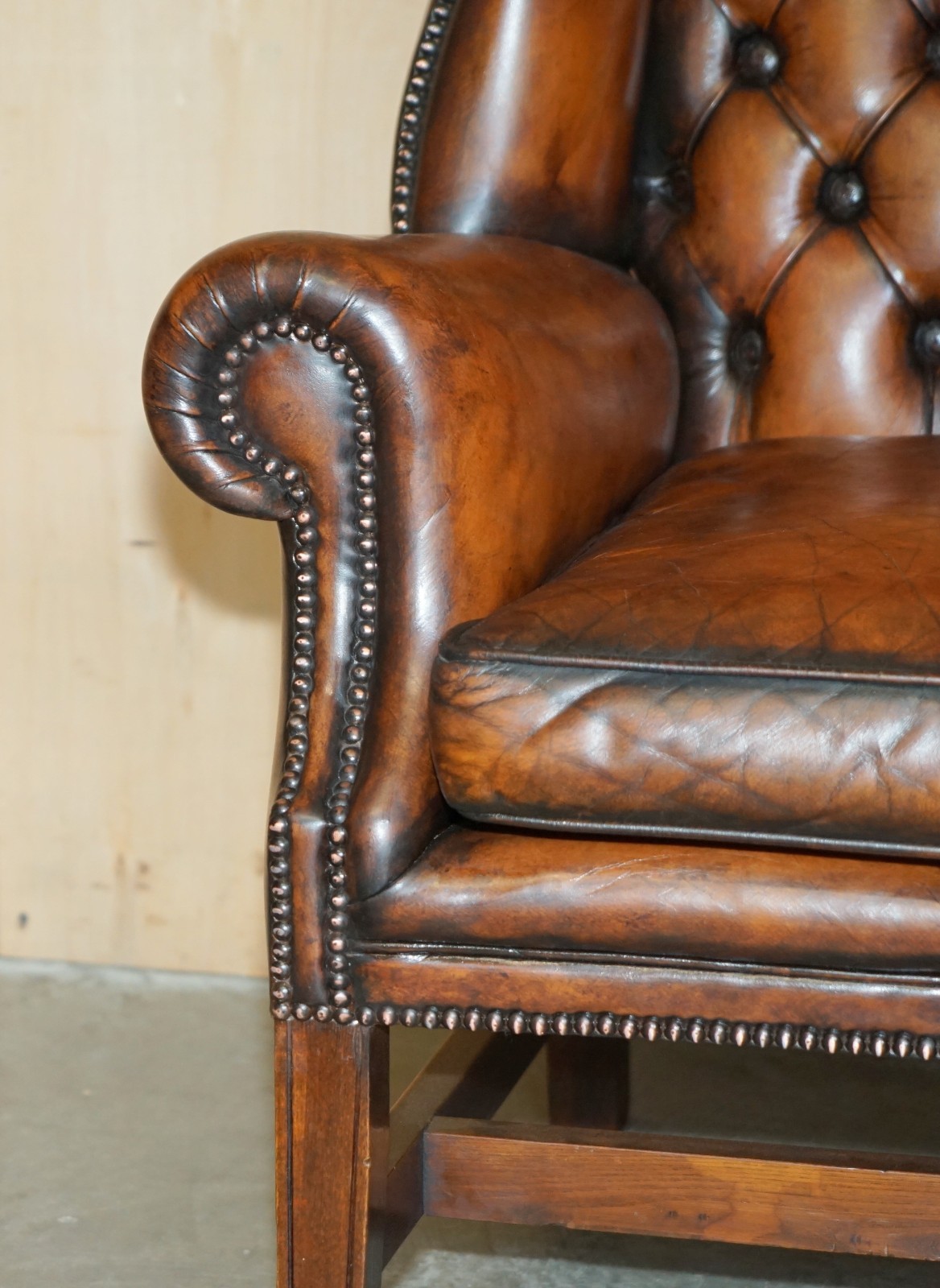 COMFORTABLE RESTORED WHISKEY BROWN LEATHER TUFTED CHESTERFIELD WINGBACK ARMCHAIR