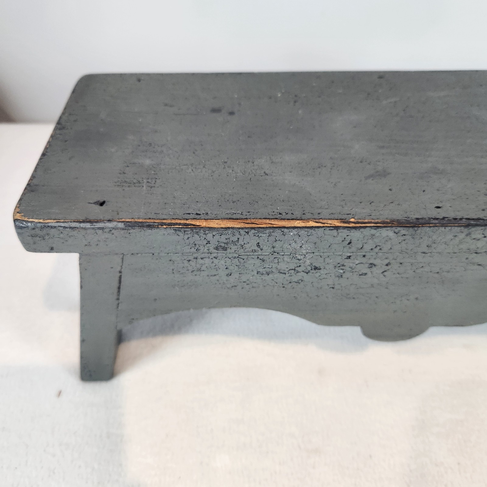 Gray Chippy Distressed Painted Small Decorative Bench Riser Plant Stand FARMHOUS