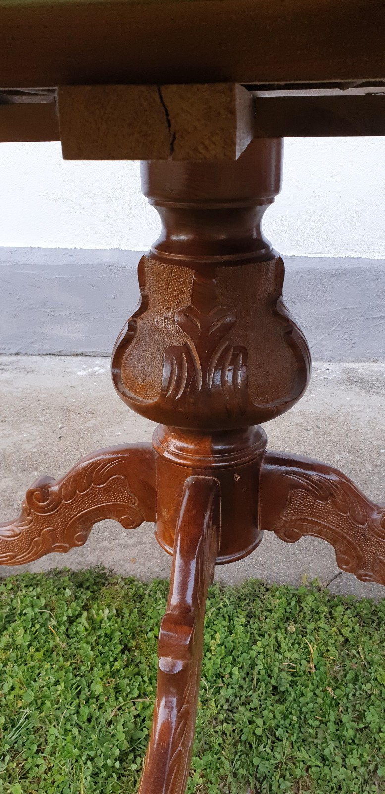 Table Round Diameter Approx: 118cm Extendable to Approx: 158cm High Approx 80cm