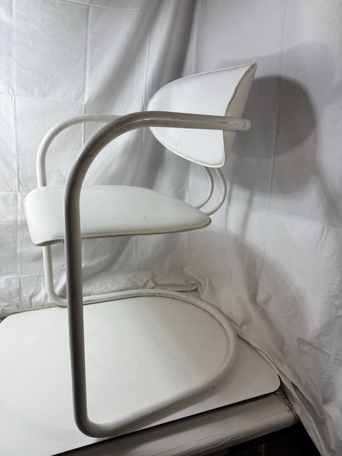 Italy 80s White Tubular Metal Cantilever Armchair – Post-Modern Chair 22x20x31