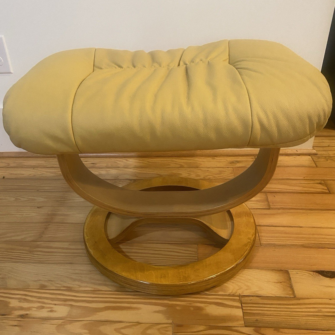 Stress Free Vanilla Yellow Tufted Leather Ottoman Wood Base 23x17x18 Assembled
