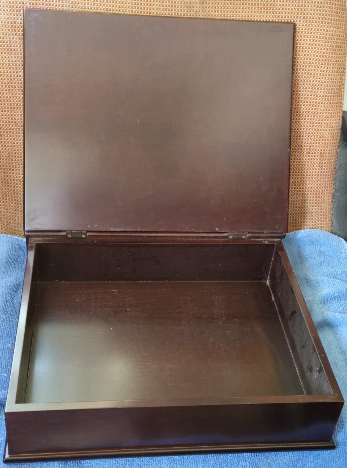 BOMBAY COMPANY SMALL 16″ TALL MAHAGONY? WOOD TABLE 1991 FLIP LID LOOKS LIKE BOOK