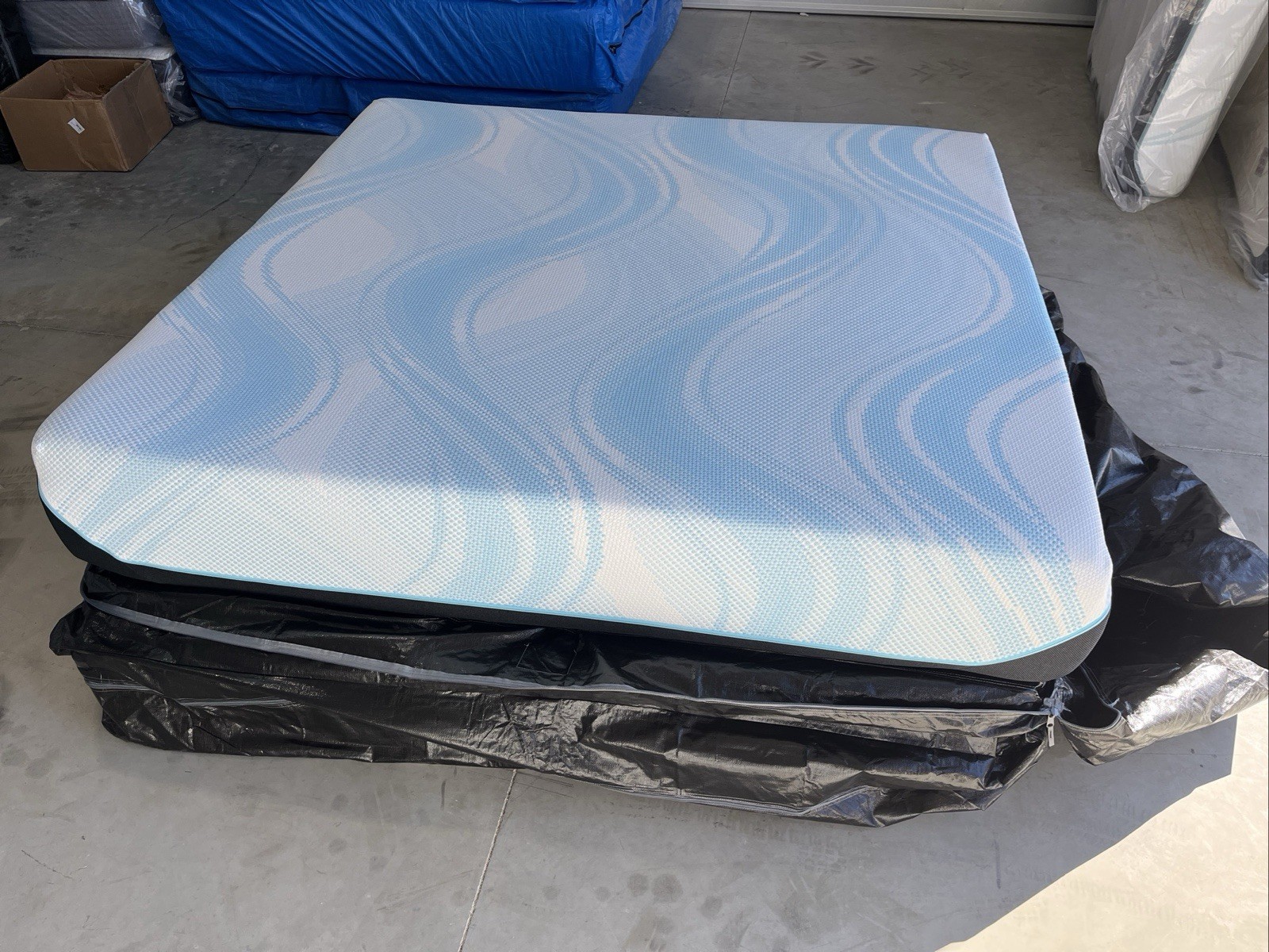 King TempurPedic LuxeBreeze Hybrid 2.0 Medium Mattress+ Ergo Smart Adjustable