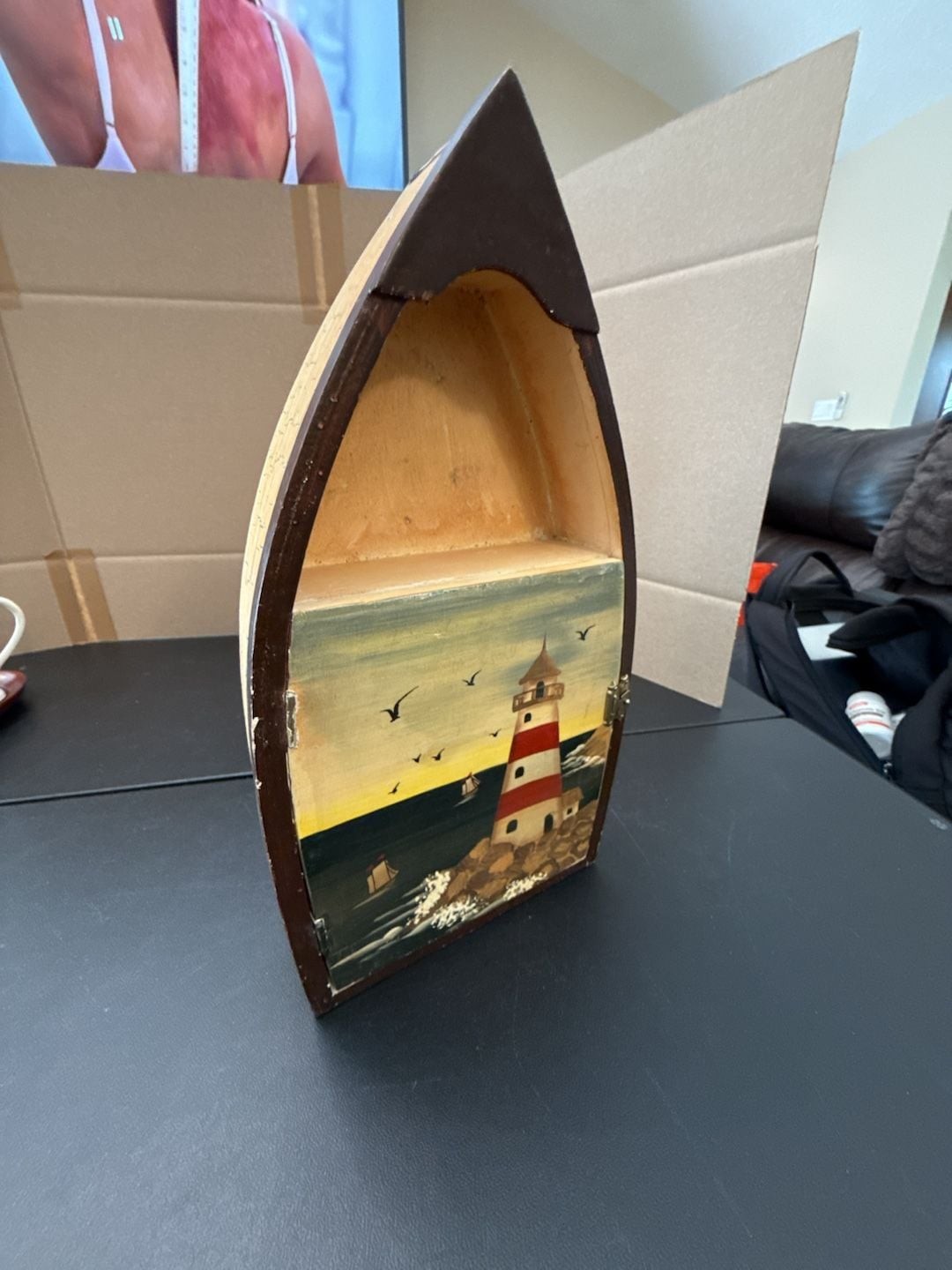 Various Small Shelves in Maritime Style With Boat-shaped Net – ,