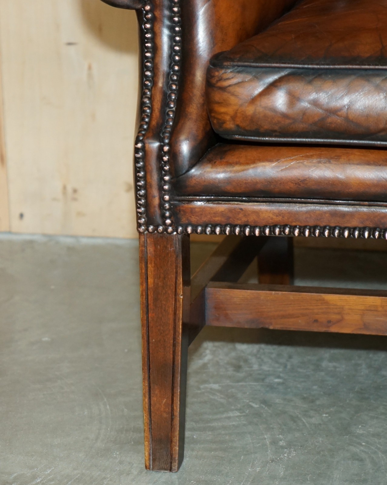 COMFORTABLE RESTORED WHISKEY BROWN LEATHER TUFTED CHESTERFIELD WINGBACK ARMCHAIR