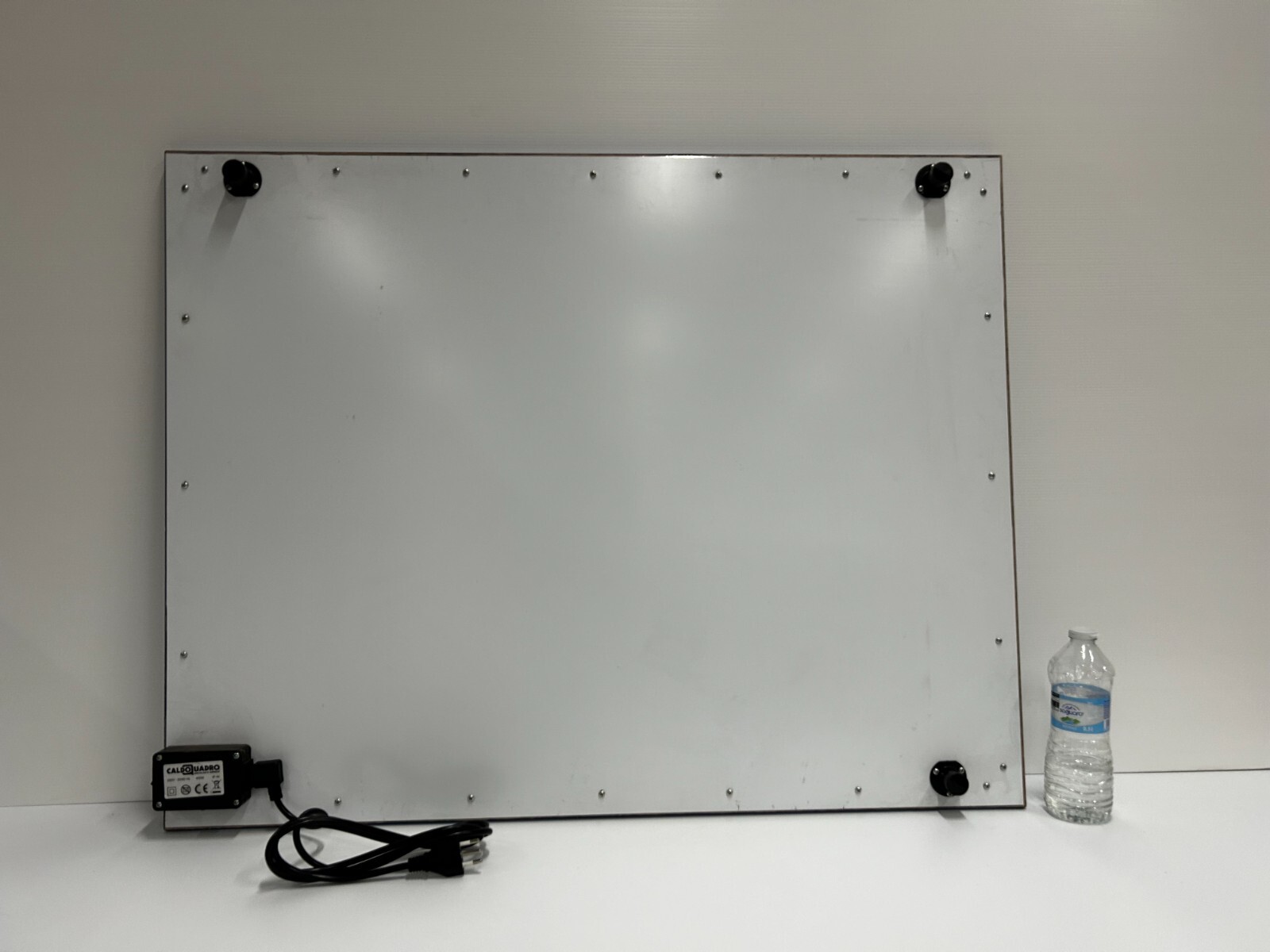 CaldoQuadro 92×73 cm, made of aluminum with an internal resistance of 400W