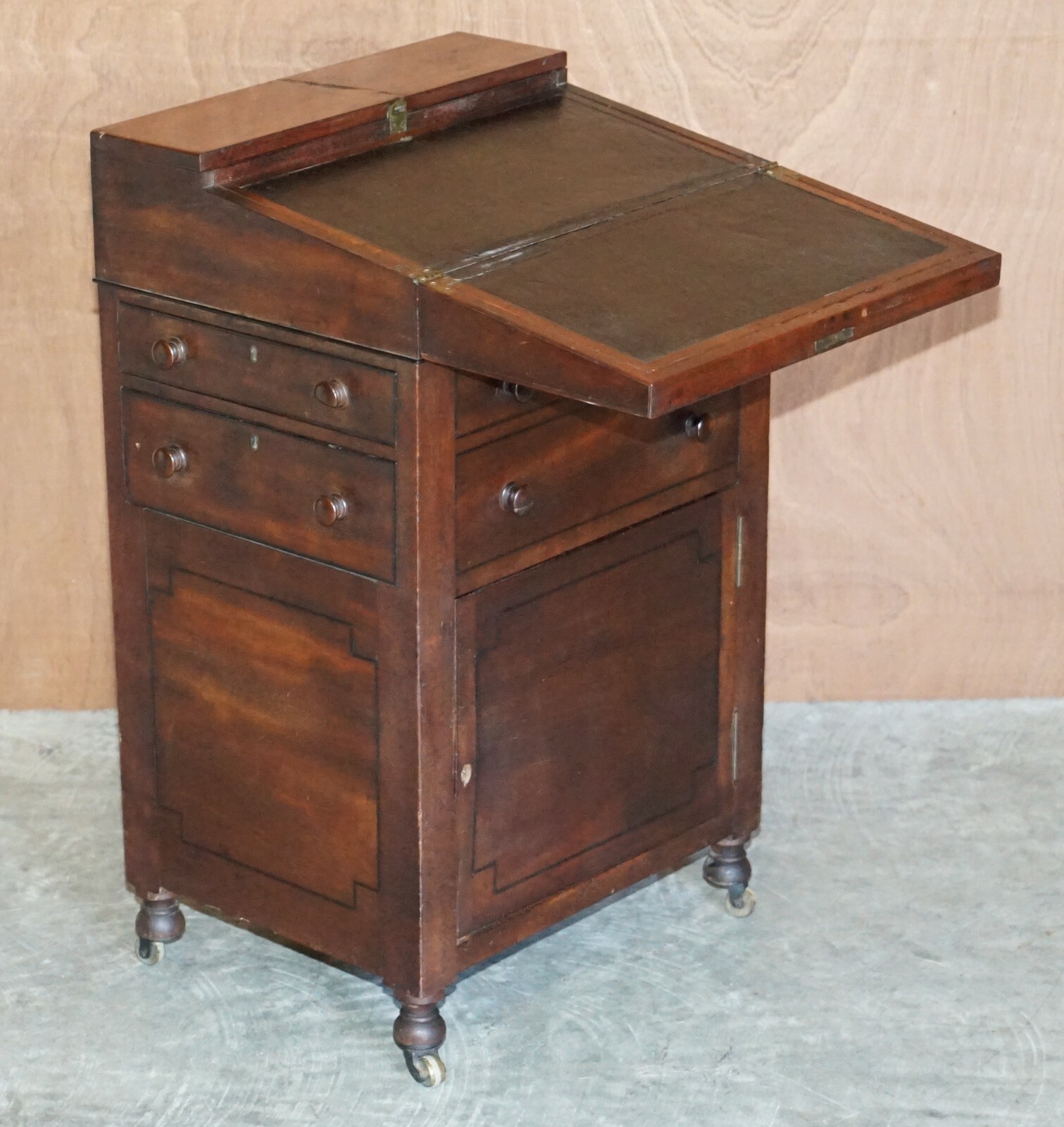 RARE FINE ANTIQUE EARLY VICTORIAN MILITARY CAMPAIGN WRITING SLOPE DAVENPORT DESK