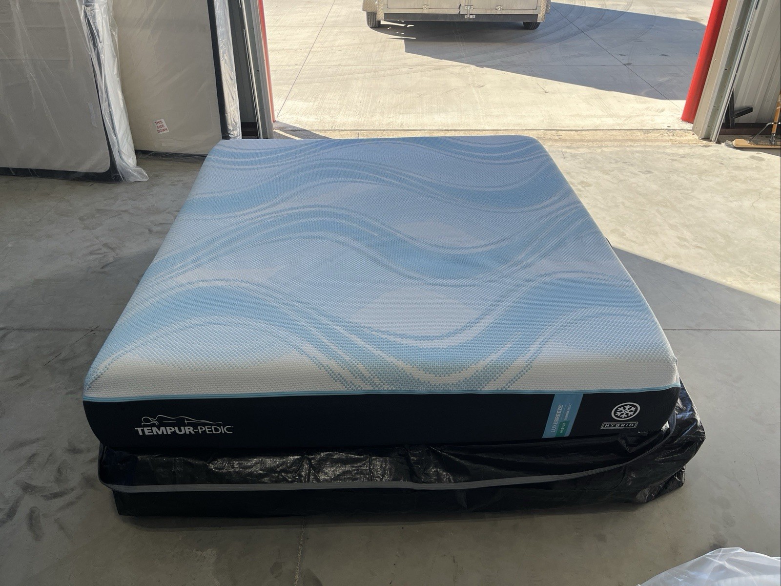 King TempurPedic LuxeBreeze Hybrid 2.0 Medium Mattress+ Ergo Smart Adjustable