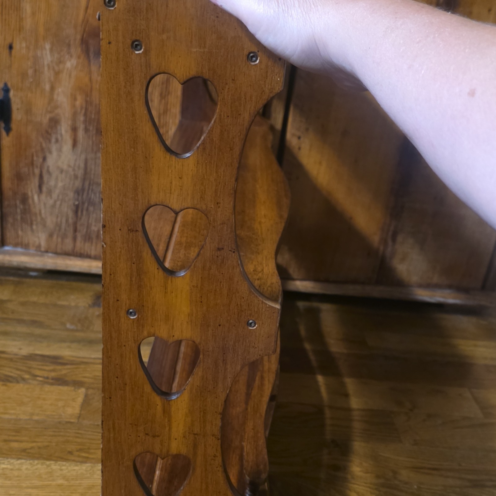 VTG 60’S COLONIAL AMERICANA PLATE KNICK KNACK (3) SHELF HANGING WALL UNIT HEART