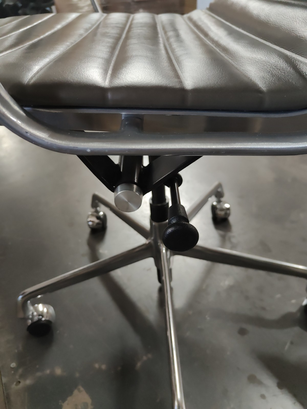 Eames Herman Miller Gre EA335 Aluminum Management Desk Office Chair leather 2013