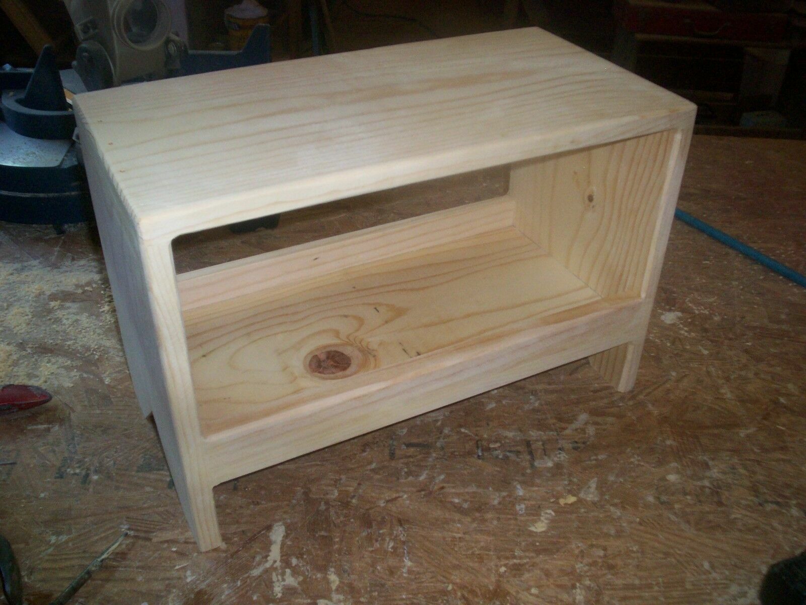 SOLID PINE CARPENTER SEAT / WORK BENCH / STEP STOOL / FOOT REST 18 INCHES LONG
