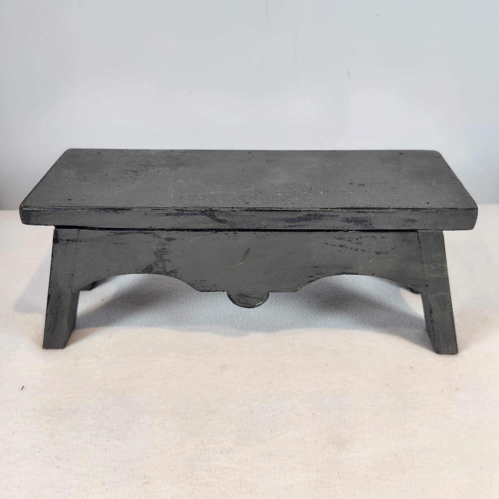 Gray Chippy Distressed Painted Small Decorative Bench Riser Plant Stand FARMHOUS