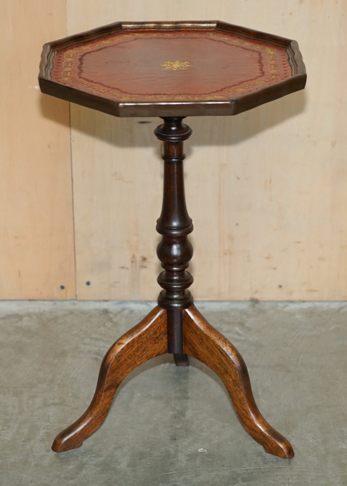 LOVELY GOLD LEAF EMBOSSED OXBLOOD LEATHER TRIPOD SIDE END LAMP WINE TABLE