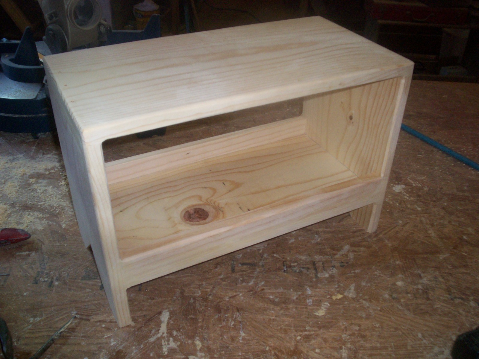 SOLID PINE CARPENTER SEAT / WORK BENCH / STEP STOOL / FOOT REST, 24 INCHES LONG