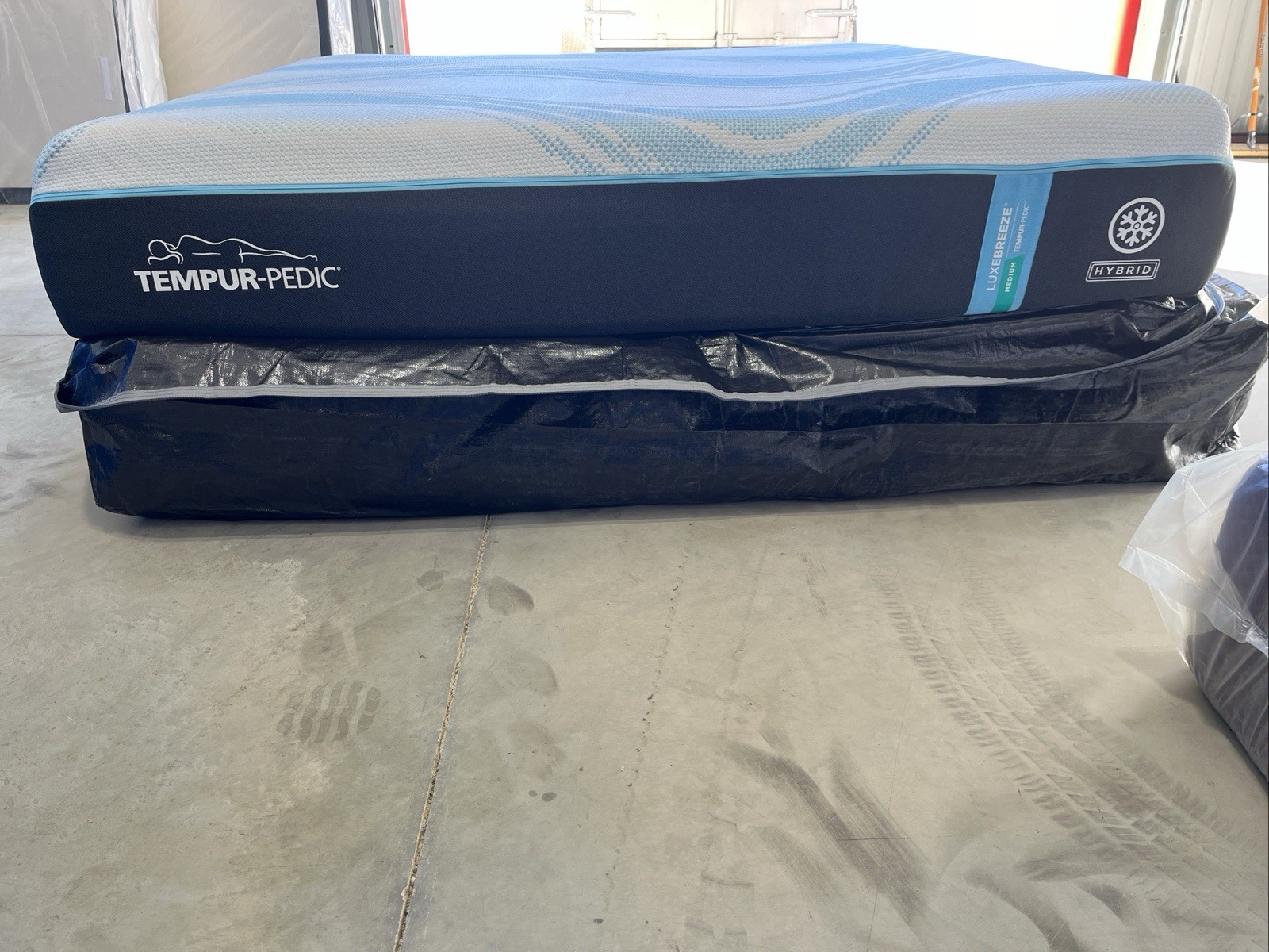King TempurPedic LuxeBreeze Hybrid 2.0 Medium Mattress+ Ergo Smart Adjustable