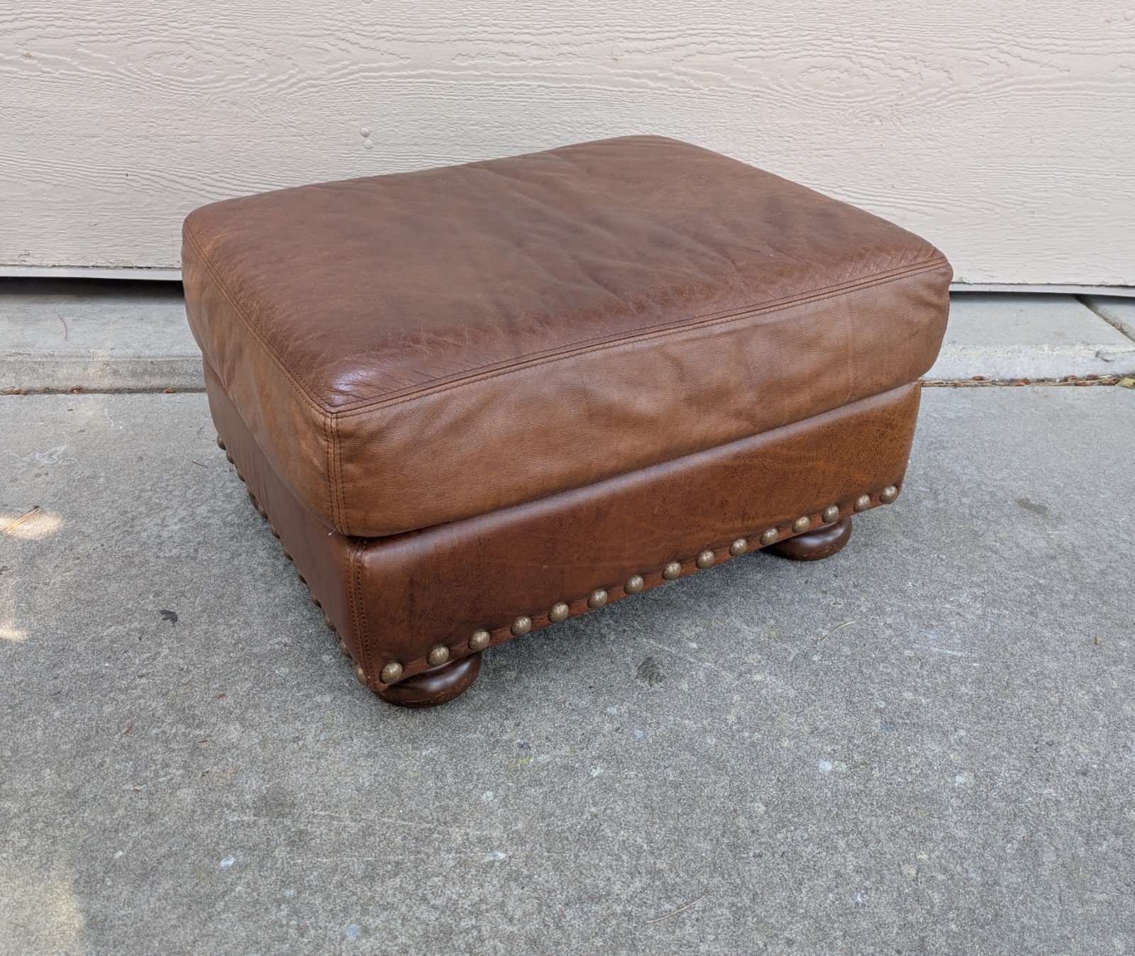 VTG Traditional Rustic Brown Leather Ottoman Footstool Bun Feet Nailhead Trim R3