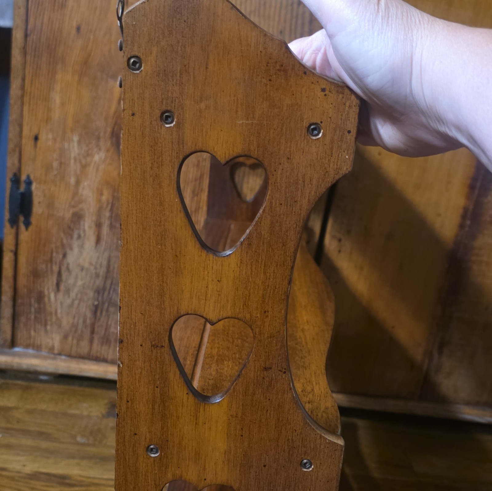 VTG 60’S COLONIAL AMERICANA PLATE KNICK KNACK (3) SHELF HANGING WALL UNIT HEART