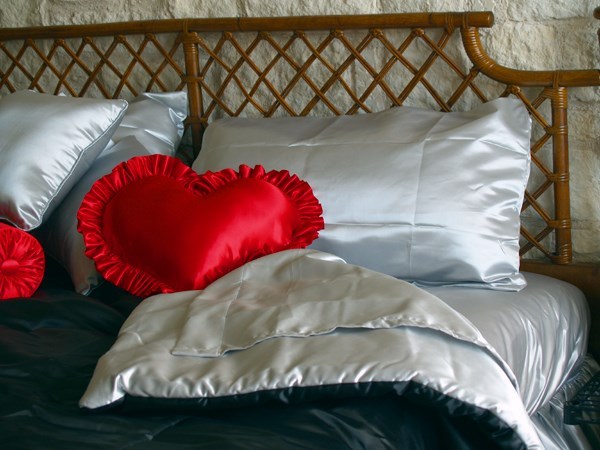 2 Pack Combo Waterbed Sheet set – SUPER SINGLE includes poles extra pillowcases