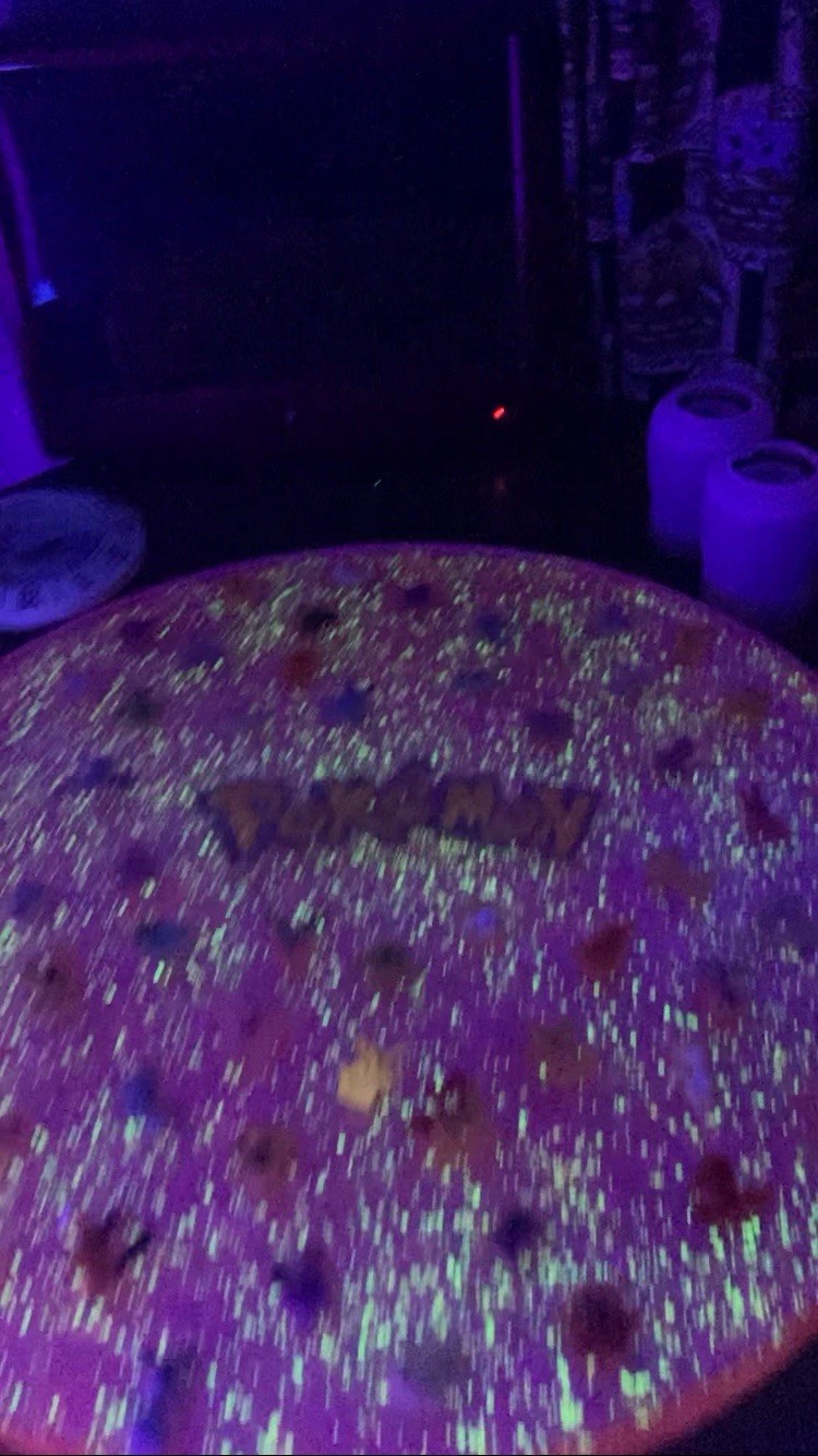 Epoxy Resin Table Top Handmade Circle Shape Glow In The Dark / Black Light