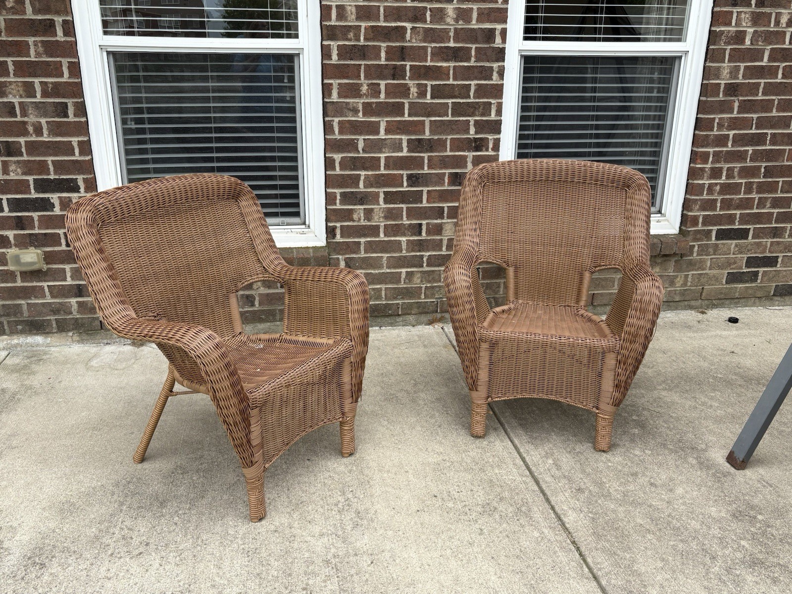 Set of 2 Brown Wicker Outdoor Patio Accent Armchairs With Arms for Porch