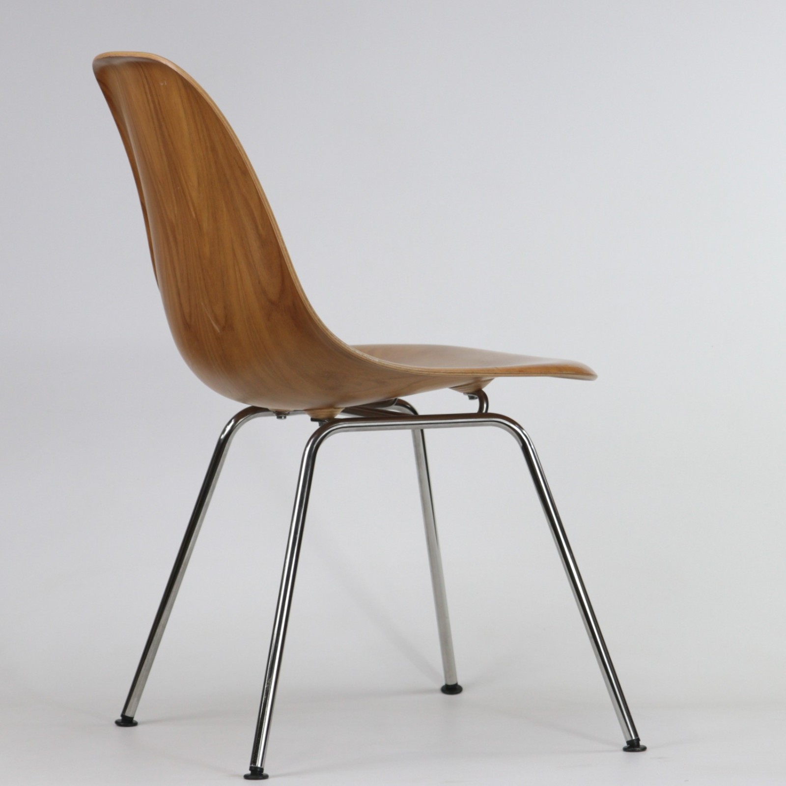 Herman Miller Eames Molded Wood Shell Chair in Santos, Cosmetic Damage, Read Des