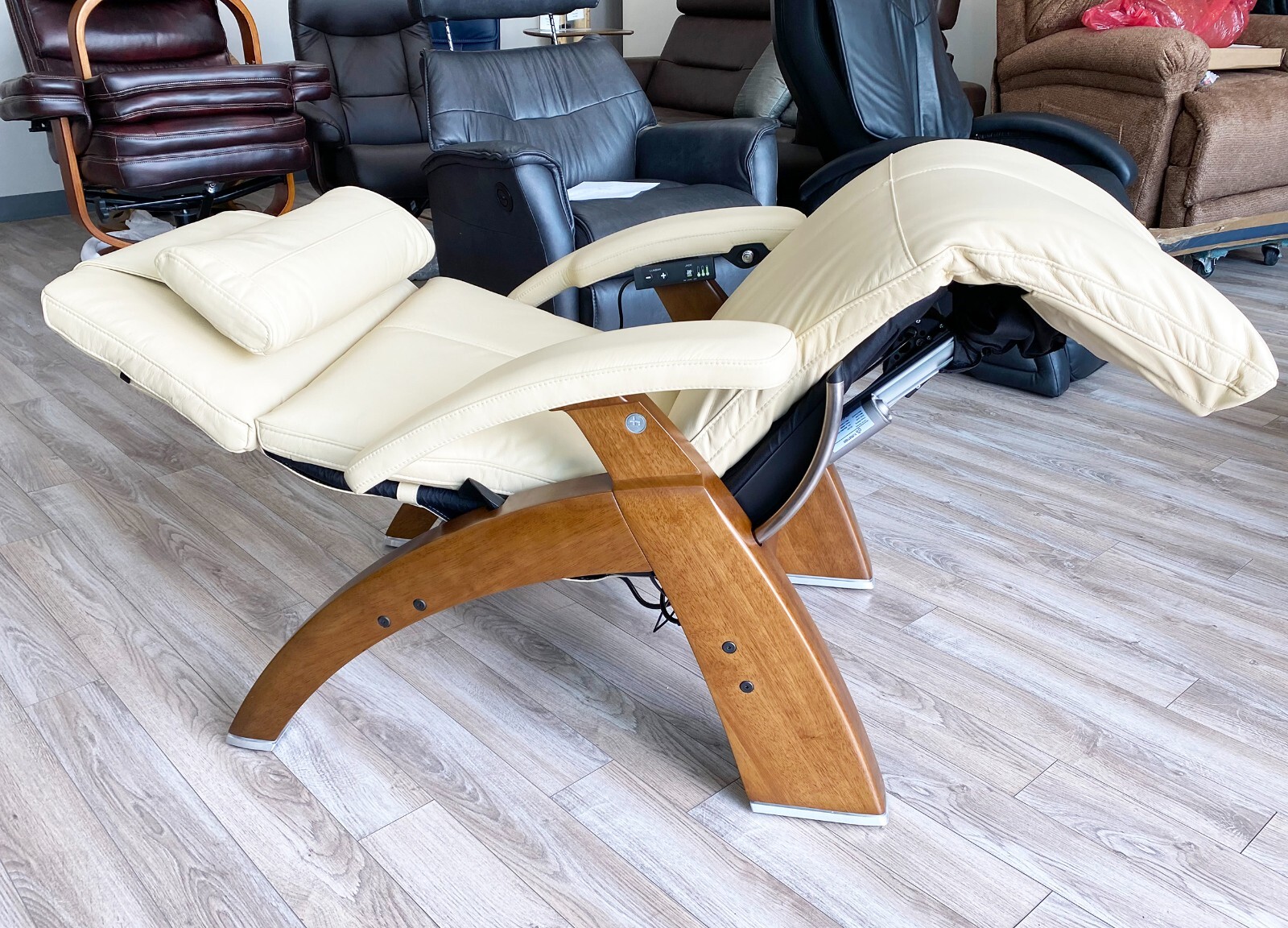Human Touch Perfect Chair PC-600 Silhouette Zero Gravity Recliner Ivory Supreme