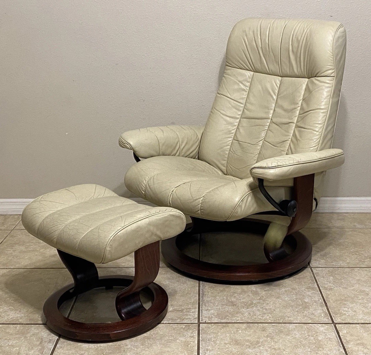 Ekornes Stressless ‘King Plus’ Recliner Chair & Ottoman Large Norway Furniture