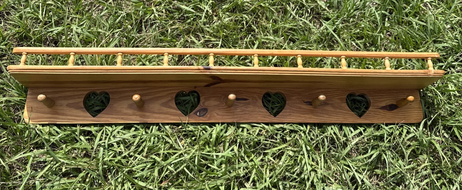 VTG wooden wall shelf heart cut outs Plate Groove Pegs Spindle Rail cottage Core