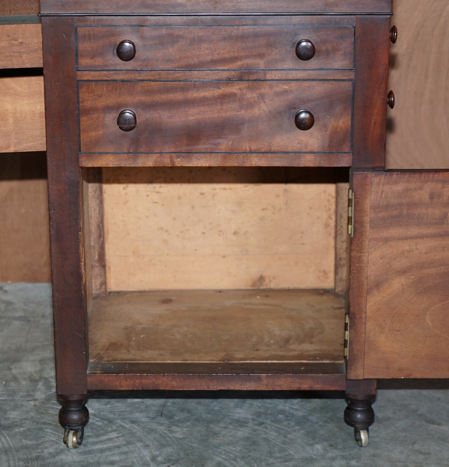 RARE FINE ANTIQUE EARLY VICTORIAN MILITARY CAMPAIGN WRITING SLOPE DAVENPORT DESK