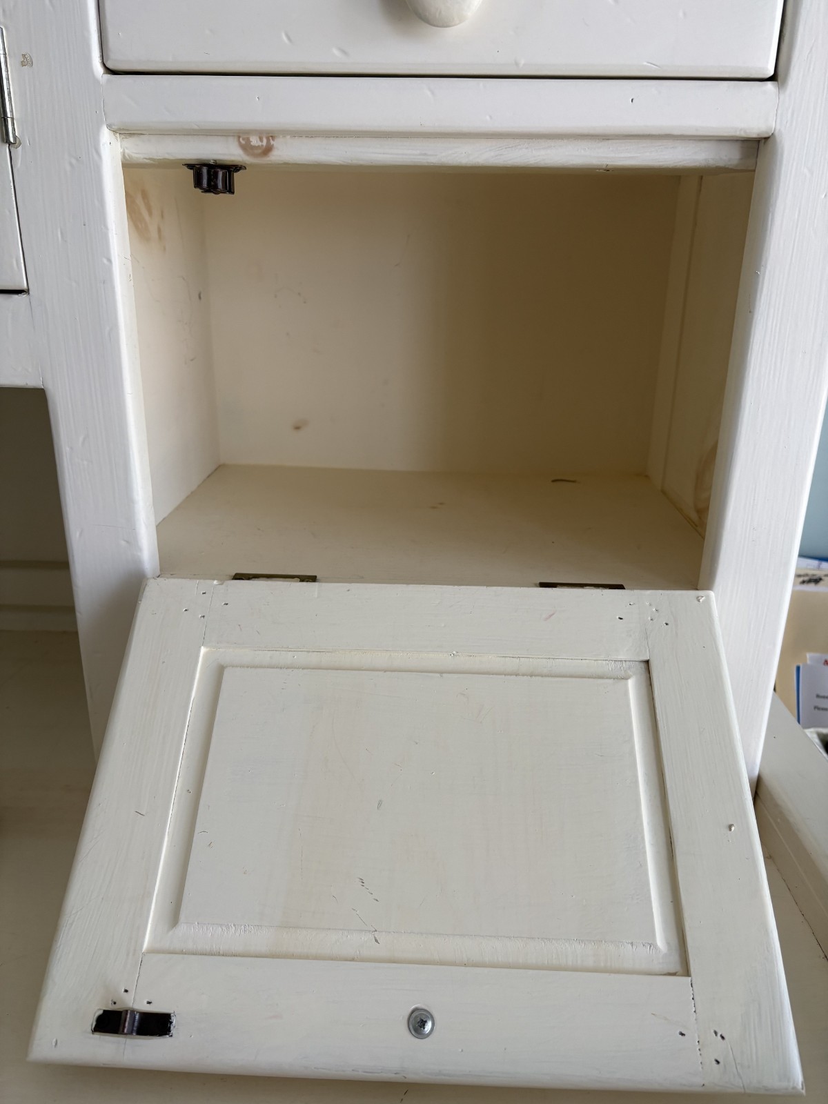 Country Cottage Hutch , off white , good condition , some burled wood