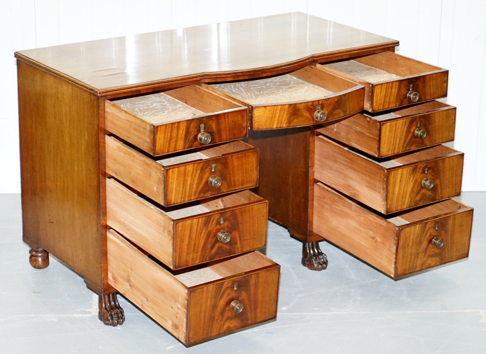 EXQUISITE REGENCY PERIOD 1815 MAHOGANY KNEEHOLE DESK WITH LION HAIRY PAW FEET