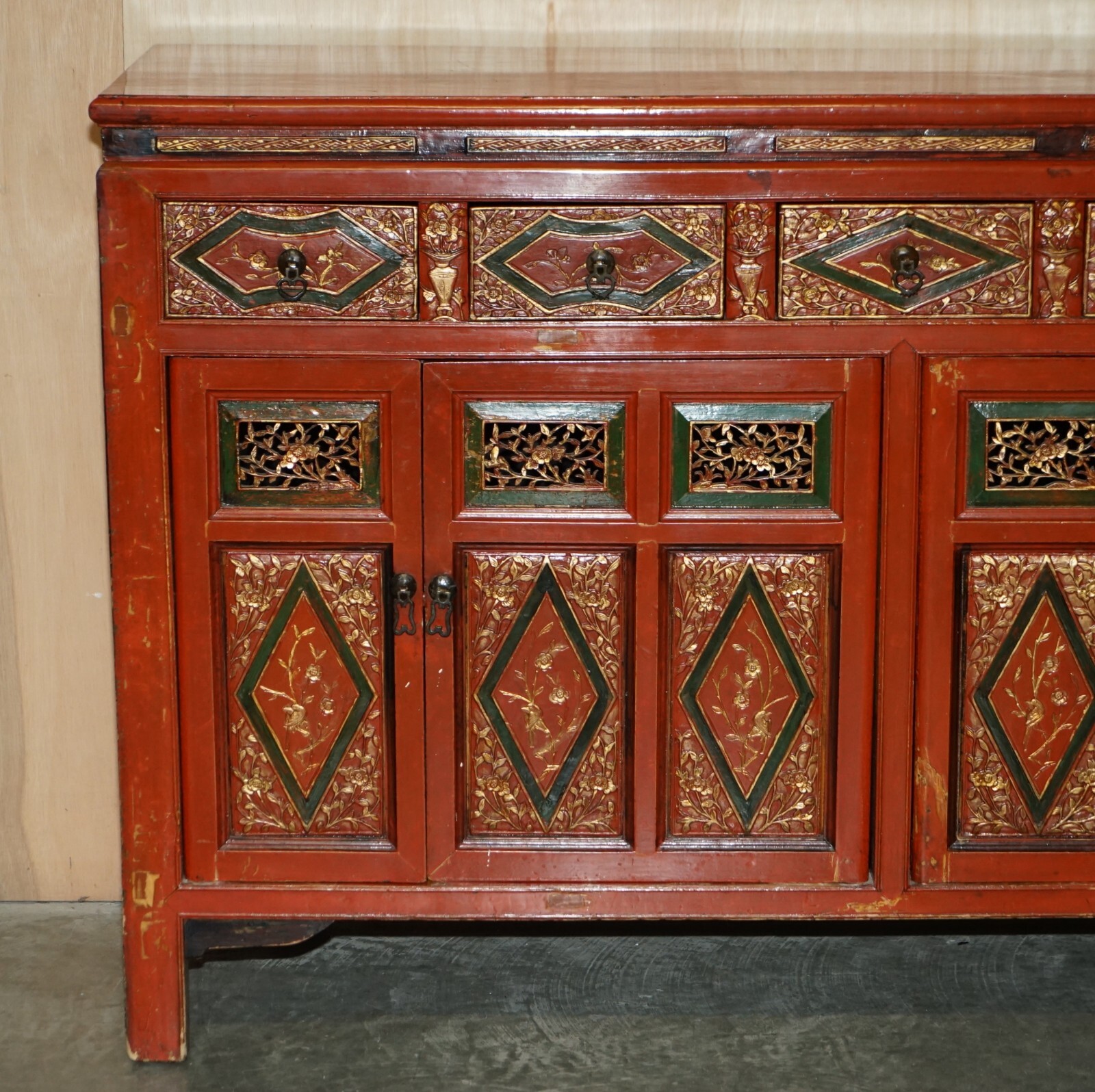 DECORATIVE VINTAGE CHINESE GOLD LEAF FLORAL PAINTED AND LACQUERED SIDEBOARD